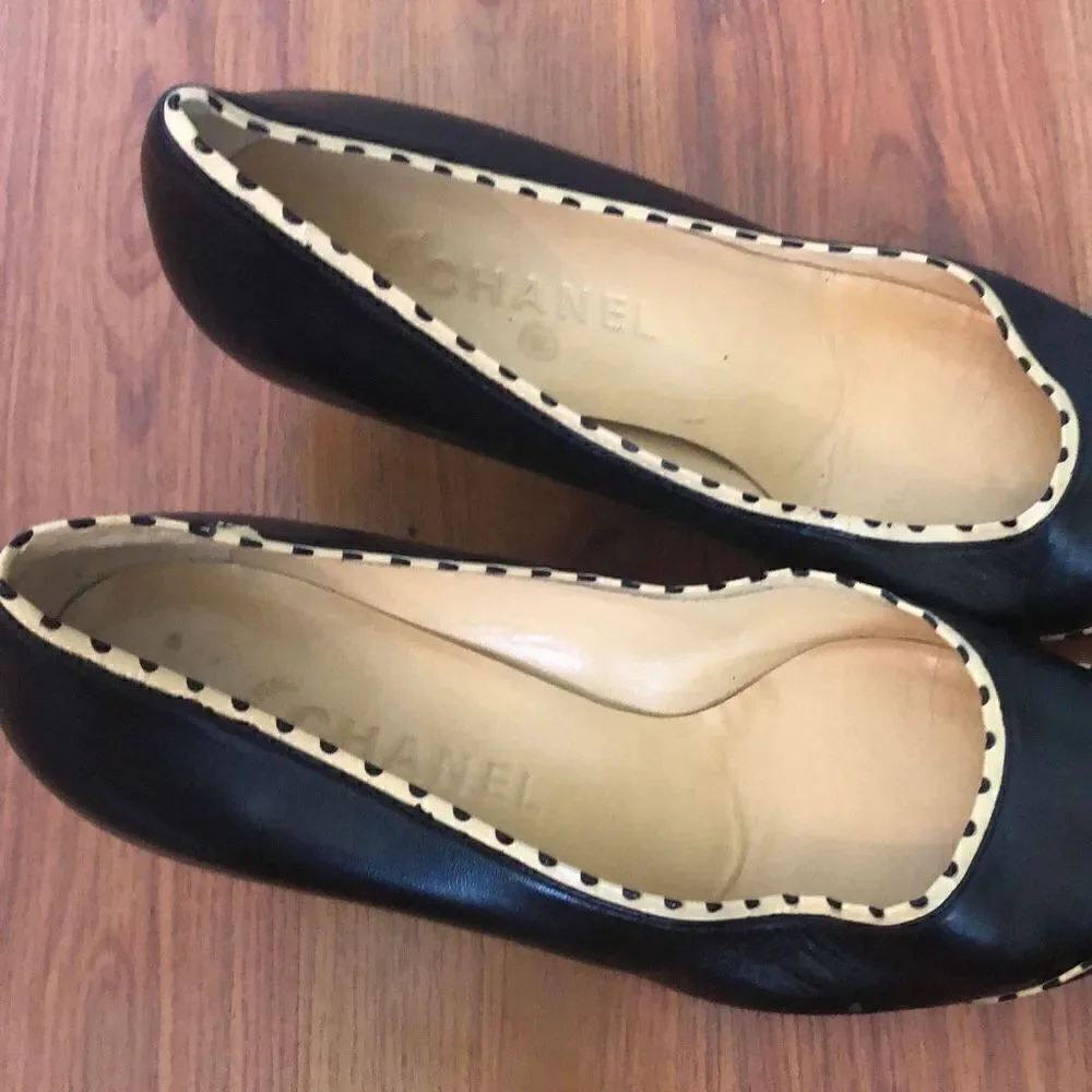 CHANEL Black and beige, low pumps pointy toe size 41
